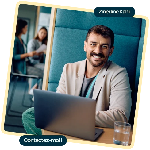 Zinédine Kahli, expert-comptable, souriant à son bureau devant un ordinateur portable — Contactez-moi