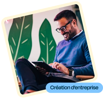 Création d’entreprise — dirigeant souriant consultant un rapport de gestion sur tablette