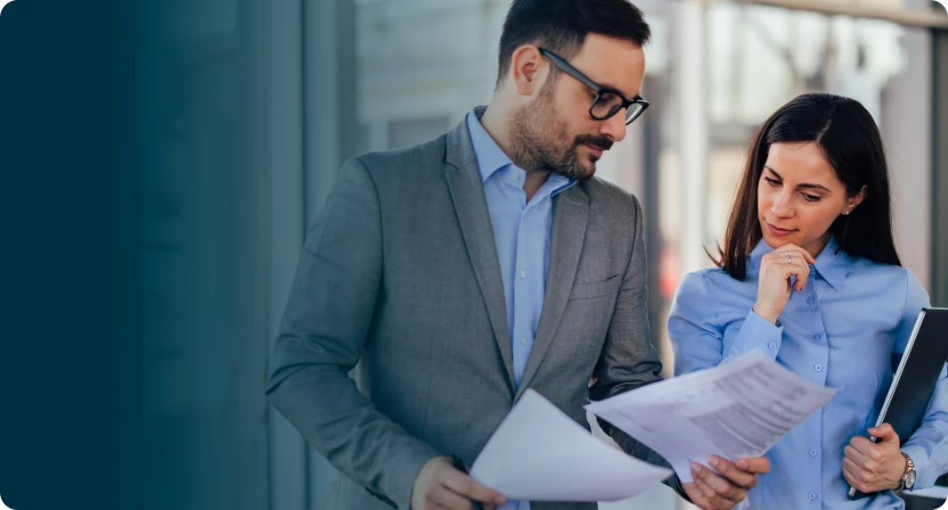 Deux dirigeants analysent leurs documents financiers avec leur expert-comptable à Paris